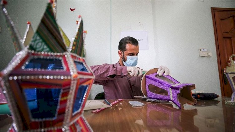 Gazzeli genç, çocukları sevindirmek için 'ramazan kandilleri' üretiyor