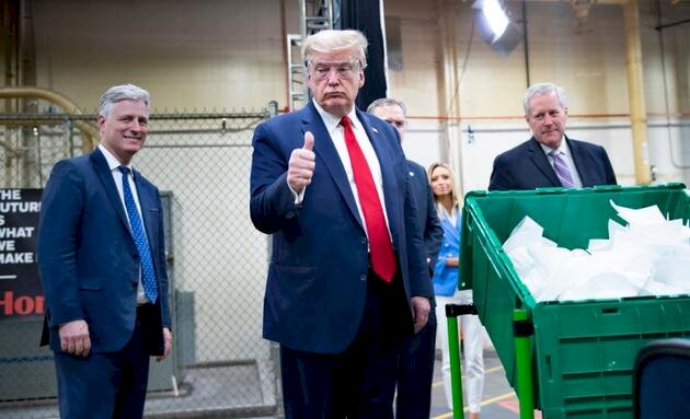 Trump'tan maske üretim tesisine 'maskesiz' ziyaret