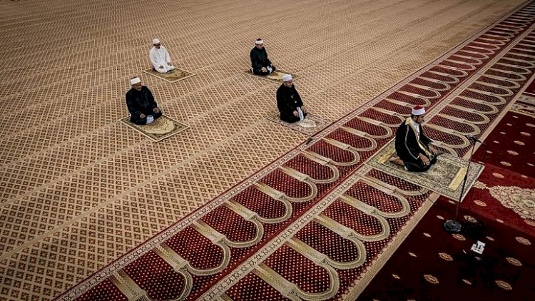 Malezya'da cuma namazları için camiler açılacak