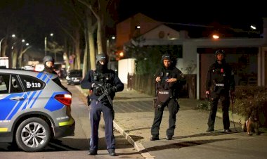 Almanya'da COVID-19 karantinasını aşmak isteyenler 8 polisi yaraladı