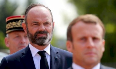 Philippe kendisi ve hükümetin istifasını Macron'a sundu