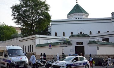 Fransa'da cami duvarına İslam karşıtı yazılar yazıldı