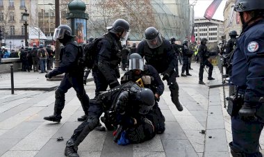 Fransız gazeteci polis şiddetini ifşa etti