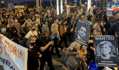 Almanya’da düzenlenen gösterilere katılan binlerce kişi sığınmacıların ülkeye getirilmesini istedi