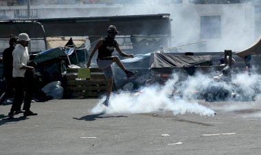 Yunan polisinden sokakta kalan mültecilere biber gazlı müdahale