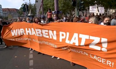 Almanlar Yunanistan kamplarındaki mültecilerin kabulü için yürüdü