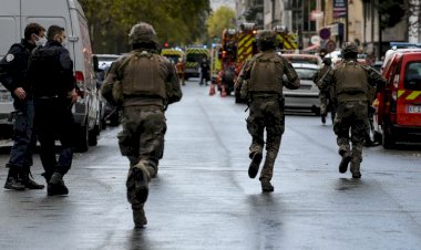 Charlie Hebdo ofisi yakınında bıçaklı saldırı