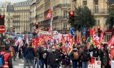 İşçi sendikaları ve göçmenler Macron hükümetini protesto etti