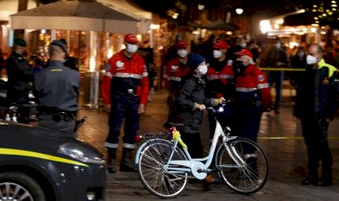 İtalya'nın Napoli kentinde sokağa çıkma yasağı olaylı başladı