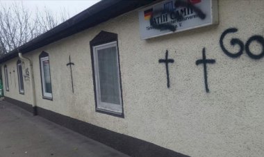Almanya'da cami duvarına sprey boyayla haç çizildi