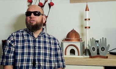 Bosna Hersekli Kozlic görme engelini ahşaptan cami maketleri yaparak aştı