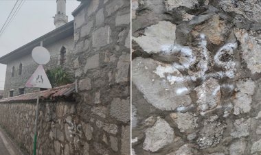 Karadağ'daki iki camiye ırkçı saldırı düzenlendi