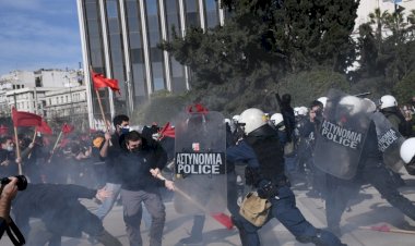 Atina'da üniversite öğrencileri sokağa döküldü