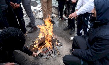 Fransa'da derme çatma çadırlarda kalan göçmenler ısınmak için giysilerini yakıyor