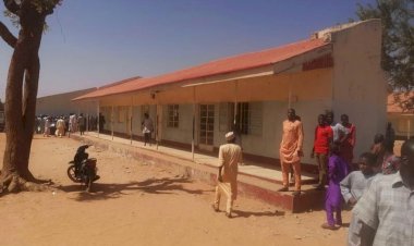 Nijerya'da bir yatılı okulda, silahlı kişilerin düzenlediği saldırıda 26 öğrenci ve 4 öğretmen kaçırıldı