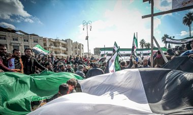 Suriye'de yerlerinden edilen siviller evlerine dönebilmek için gösteri düzenledi