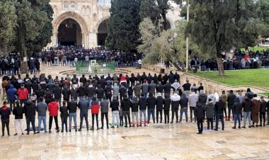 Binlerce Filistinli Cuma namazını Mescidi Aksa'da eda etti