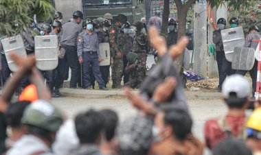Myanmar'da askeri cunta darbe karşıtı protestocuları 'ölümcül güç' kullanmakla tehdit etti