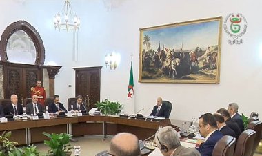 Cezayir'de Cumhurbaşkanı 48 saat içinde vadettiği kabine revizyonunu açıkladı