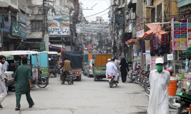 Pakistan'da Kovid-19 kısıtlamaları kaldırılmaya başlandı