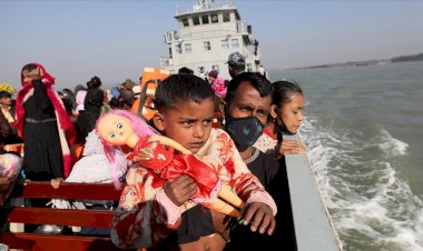 BMMYK: Hindistan, Andaman Denizi'nde sürüklenen teknedeki Arakanlı mültecilere gıda desteği verdi