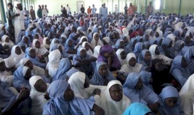 Nijerya'da silahlı kişiler 100'lerce kız öğrenciyi kaçırdı