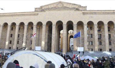 Gürcistan'da ana muhalefet liderinin gözaltına alınmasını protesto edenler parlamento önünde çadır kurdu