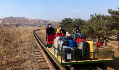 Rus diplomat ve ailesi Kuzey Kore'den raylı el arabası iterek döndü