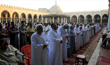Mısır'da cuma namazına izin verilen camilerde teravih kılınabilecek