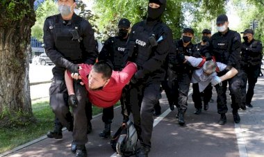 Kazakistan'da 'siyasi tutuklu' protestosu: En az 50 gözaltı