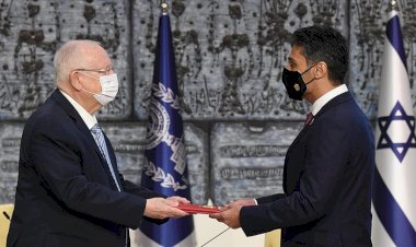 BAE'nin ilk Tel Aviv Büyükelçisi, siyonist rejimin Cumhurbaşkanı Rivlin'e güven mektubunu sundu