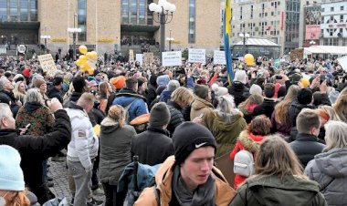 İsveç'te kısıtlamalar protesto edildi
