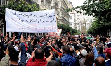 Cezayir Cumhurbaşkanı Tebbun, yeni seçim yasasıyla sokaktaki 'değişim' talebini karşılamaya çalışıyor