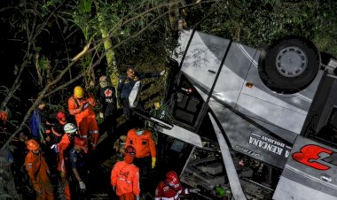 Endonezya'da otobüs vadiye uçtu: 27 ölü, 39 yaralı