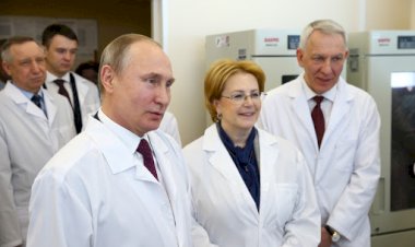 Putin: Aşı piyasasında pazar kavgası var