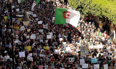 Cezayirliler 'köklü değişim' talebiyle bir kez daha sokaklara indi