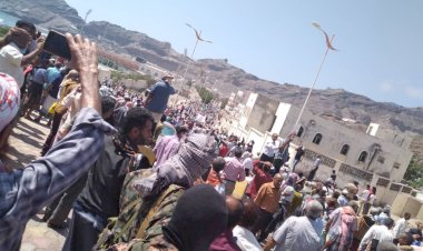 Yemen'de göstericiler hükümet sarayını bastı