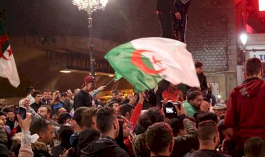 Cezayir'de öğrenciler gösteri düzenledi