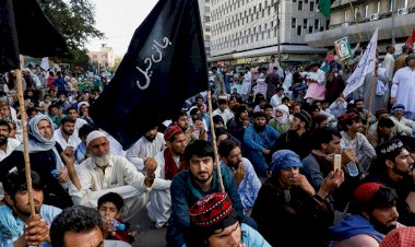 Pakistan'da vurulan 4 çocuğun katillerinin bulunmasını isteyen göstericilerle polis arasında çatışma çıktı