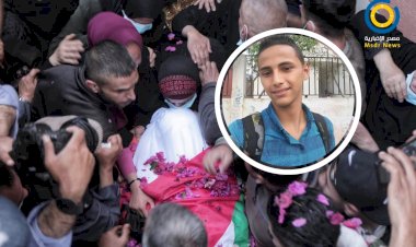 Filistinli annenin 16 yaşındaki şehid oğluna son dokunuşu ve güllerle uğurlaması