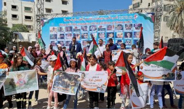 Gazzeli çocuklar Katil İsrail'in saldırılarında şehid olan arkadaşlarını gökyüzüne balon bırakarak andı