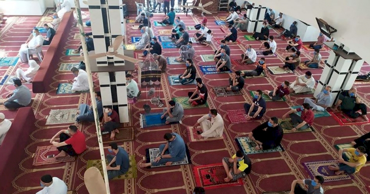 Gazze’de camilerde ilk Cuma namazı 50 gün sonra kılındı