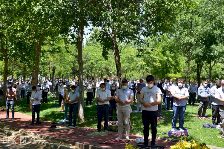 Diyarbakır'da salgın sonrası kılanan ilk cuma namazından fotoğraf karelerine yansıyanlar