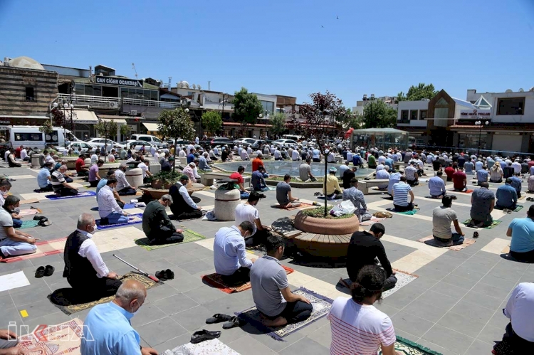 Diyarbakır'da salgın sonrası kılanan ilk cuma namazından fotoğraf karelerine yansıyanlar