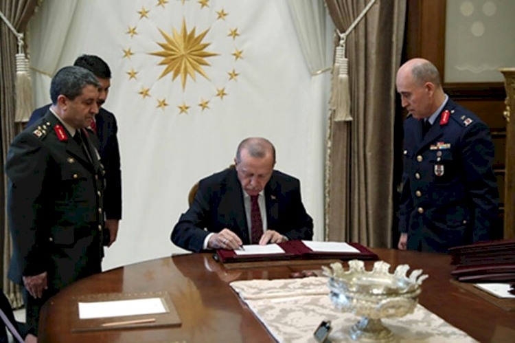 30 general ve amiral emekliye sevk edildi