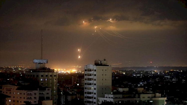İşgalci İsrail Gazze'de Hamas'a ait bazı noktalara saldırdı
