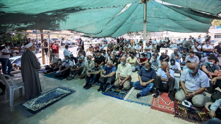 Filistinliler Doğu Kudüs'te cuma namazı kılarak İşgalci İsrail'in yıkımlarına tepki gösterdi