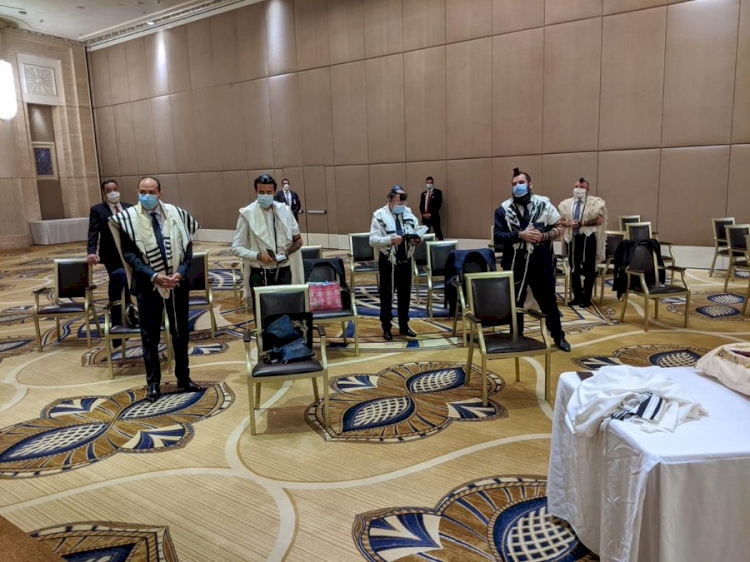 BAE'ye giden Siyonist İsrail heyeti Abu Dabi'de ayin düzenledi