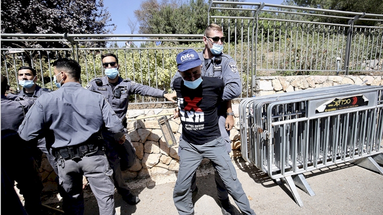 Netanyahu karşıtı gösterilerin sınırlandırılması planı protesto edildi