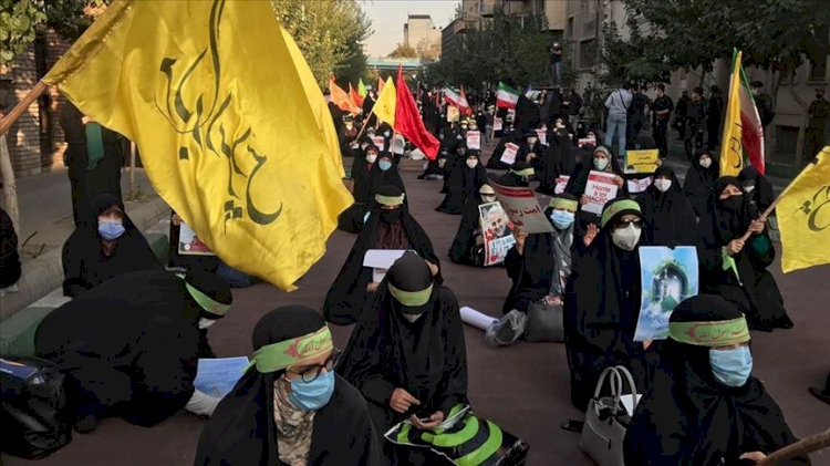 Tahran'da 'Paris'in İblisi' protesto edildi